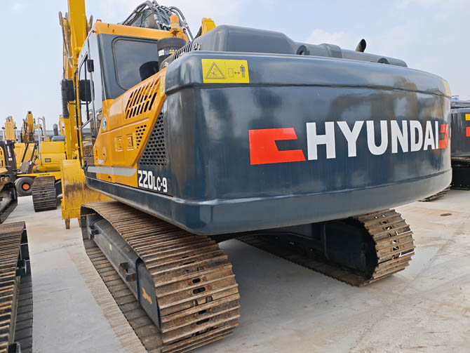 2022 Hyundai 220LC-9 excavator low hours Korea made Cummins engine