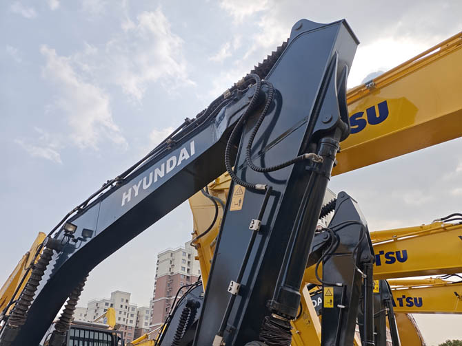 2022 Hyundai 220LC-9 excavator low hours Korea made Cummins engine