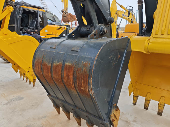 2022 Hyundai 220LC-9 excavator low hours Korea made Cummins engine