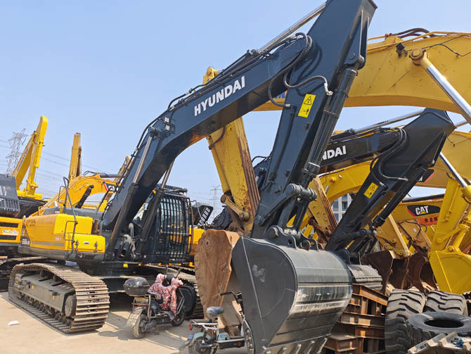 Hyundai 330LC-9 excavator 2021 model low hours
