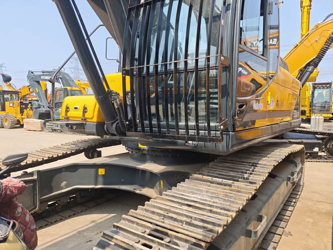 Hyundai 330LC-9 excavator 2021 model low hours