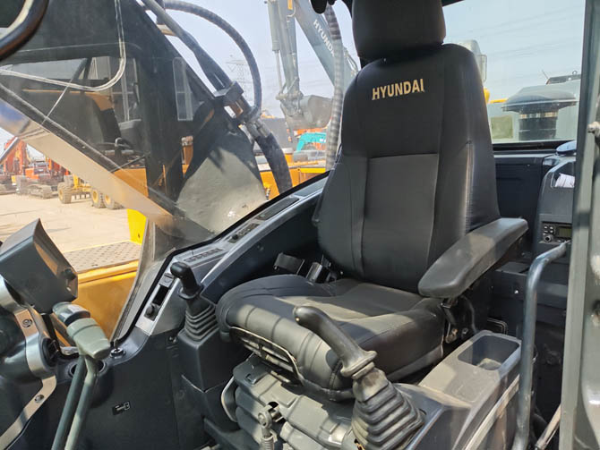 Hyundai 330LC-9 excavator 2021 model low hours