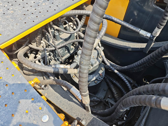 Hyundai 330LC-9 excavator 2021 model low hours