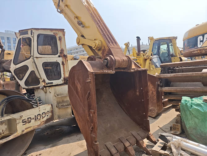 Komatsu PC400 large excavator for sale - bucket and stick view