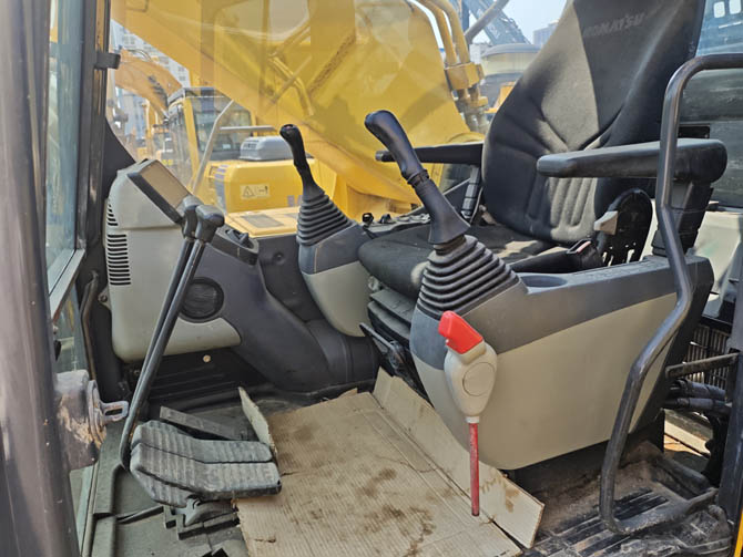 Komatsu PC400 large excavator for sale - engine view