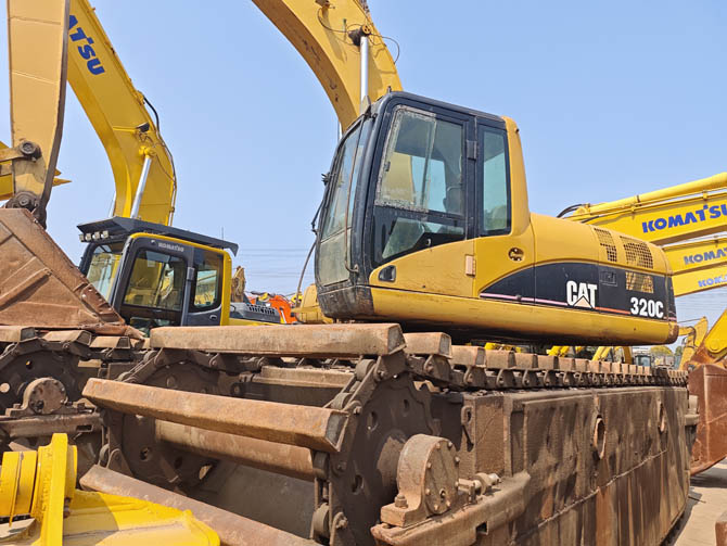 2006 Swamp Buggy 320C amphibious excavator made in Japan in original condition