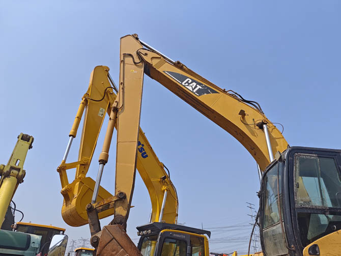 2006 Swamp Buggy 320C amphibious excavator made in Japan in original condition