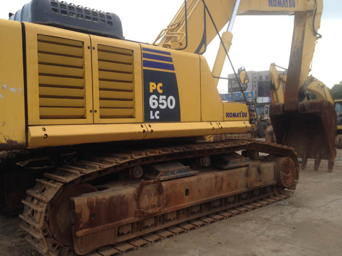 Used Komatsu large excavator in China yard ready for export