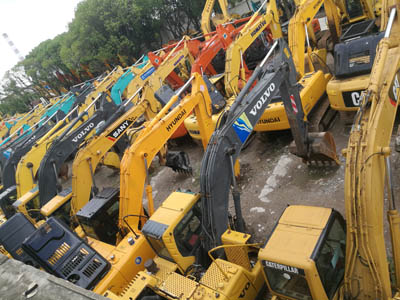 Longest lasting excavator brand comparison on construction site with durable excavators