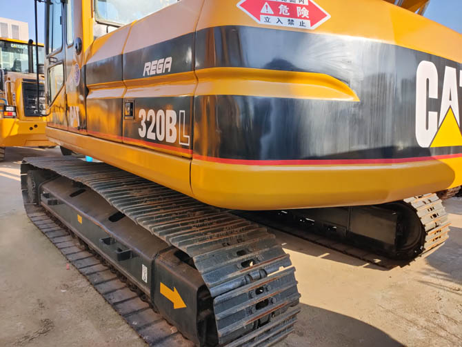 CAT 320BL 20 ton excavator with breaker attachment