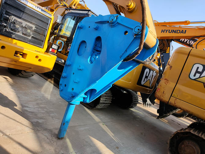 CAT 320BL 20 ton excavator with breaker attachment