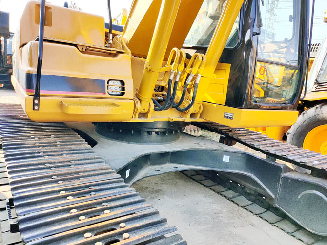 CAT 320BL 20 ton excavator with breaker attachment