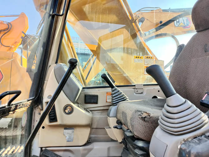 CAT 320BL 20 ton excavator with breaker attachment