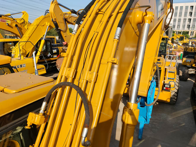 CAT 320BL 20 ton excavator with breaker attachment