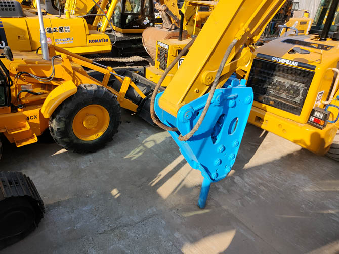 CAT 320BL 20 ton excavator with breaker attachment