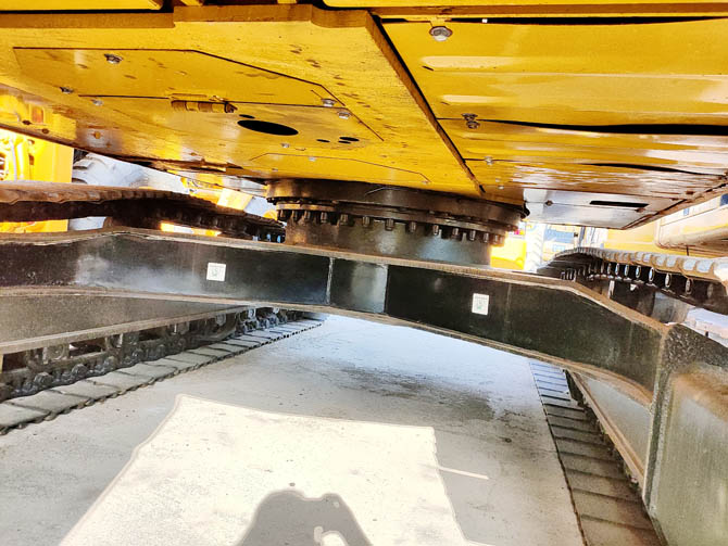 CAT 320BL 20 ton excavator with breaker attachment