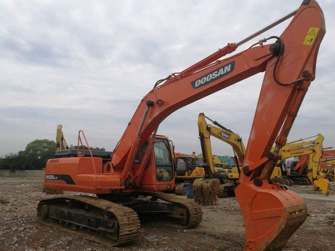 Doosan DH225LC-9 excavator 2010 model in excellent working condition