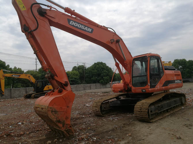 Doosan DH225LC-9 excavator 2010 model in excellent working condition