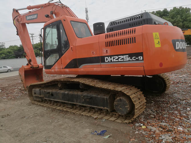 Doosan DH225LC-9 excavator 2010 model in excellent working condition