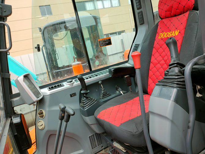 Doosan mini excavator DX60 2019 model in excellent condition