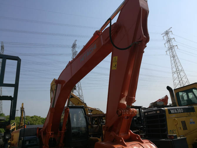 Hitachi ZX210G excavator 2011 model for sale in good condition