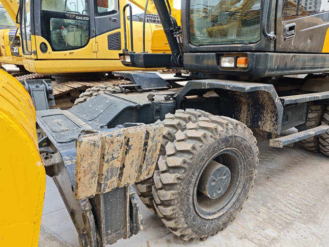 Hyundai 210W-9S wheel excavator 2023 model low hours