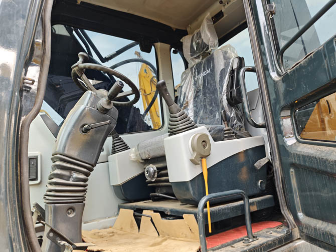 Hyundai 210W-9S wheel excavator 2023 model low hours