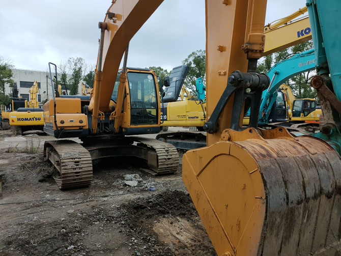 Hyundai R215-9 excavator 2019 model in excellent condition at job site