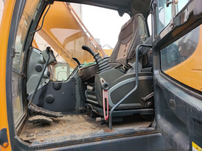 Hyundai R215-9 excavator 2019 model in excellent condition at job site