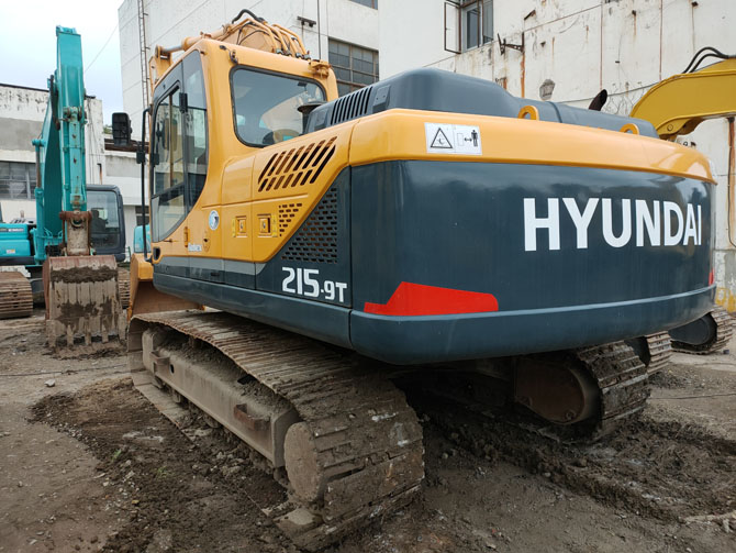 Hyundai R215-9 excavator 2019 model in excellent condition at job site