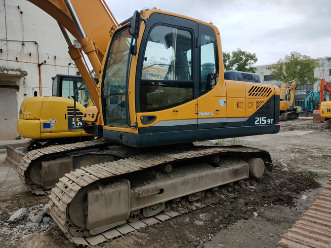 Hyundai R215-9 excavator 2019 model in excellent condition at job site