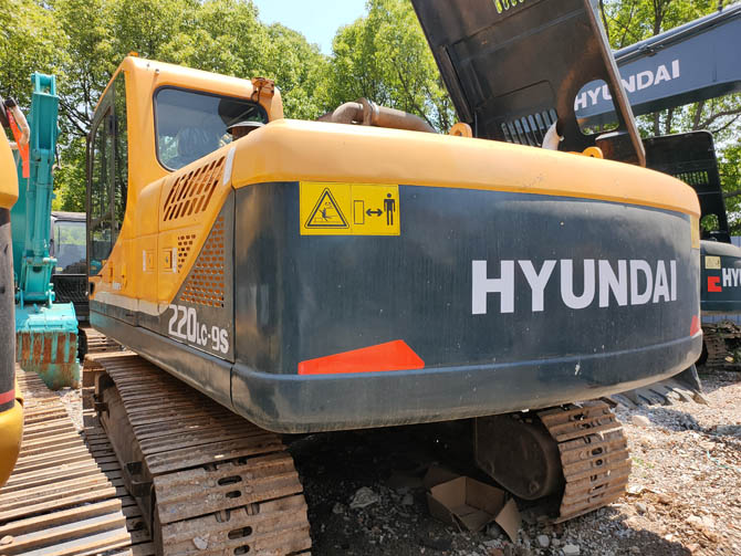 Hyundai R220-9C excavator 2020 model low hours excellent condition