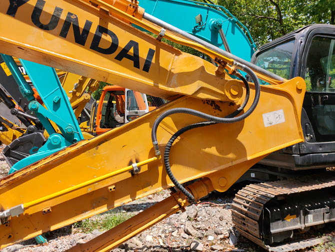 Hyundai R220-9C excavator 2020 model low hours excellent condition