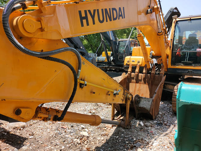 Hyundai R220-9C excavator 2020 model low hours excellent condition