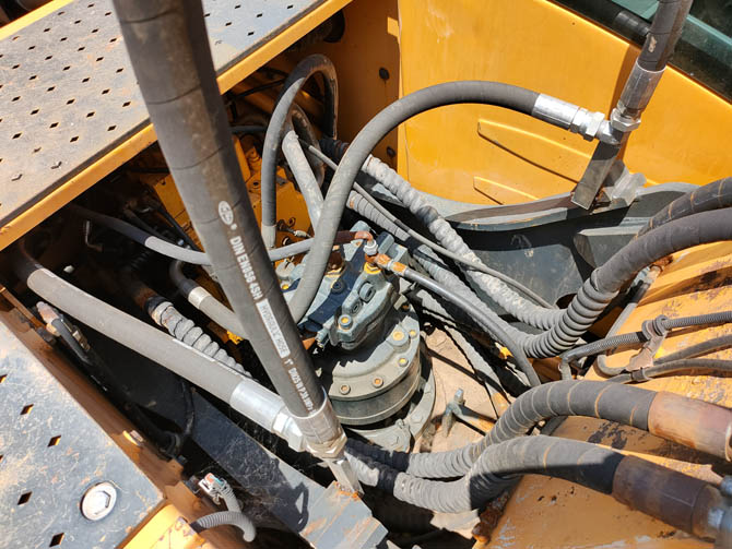 Hyundai R220-9C excavator 2020 model low hours excellent condition