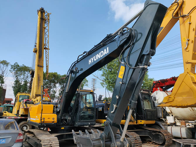 Hyundai Robex 220LC-9 excavator 2019 model in excellent working condition