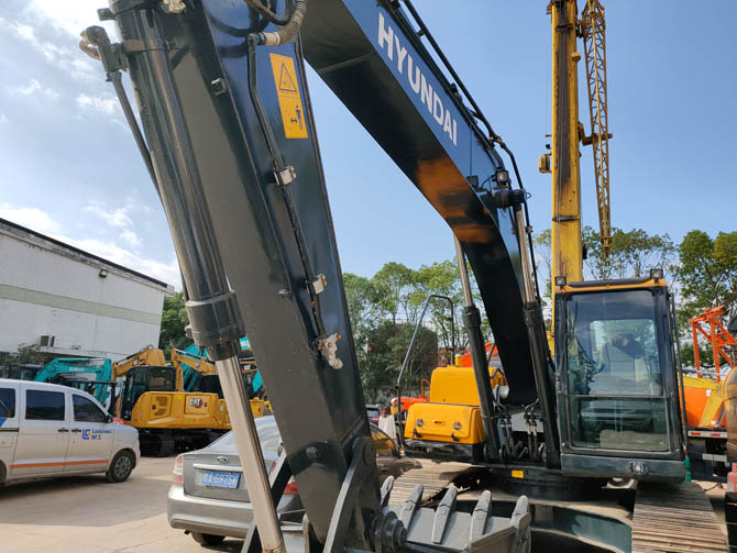 Hyundai Robex 220LC-9 excavator 2019 model in excellent working condition