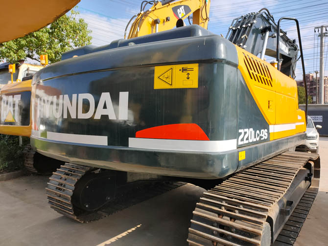 Hyundai Robex 220LC-9 excavator 2019 model in excellent working condition