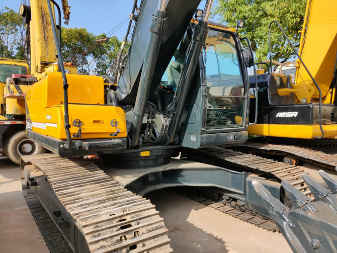 Hyundai Robex 220LC-9 excavator 2019 model in excellent working condition