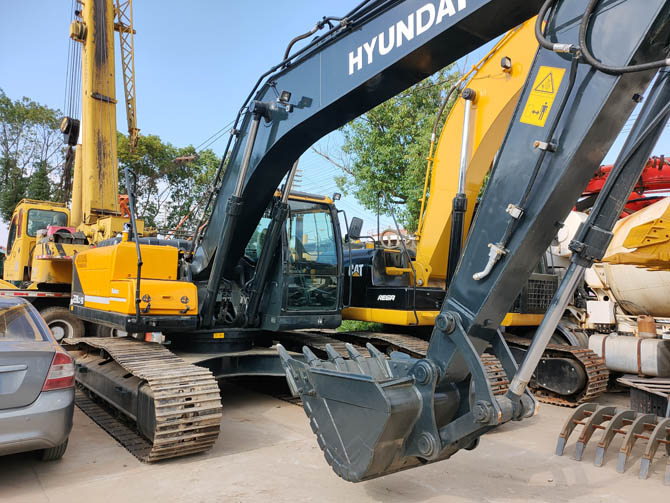 Hyundai Robex 220LC-9 excavator 2019 model in excellent working condition