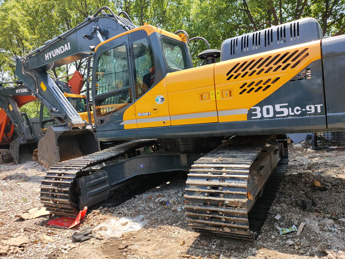 2021 Hyundai Robex 305 30-ton Excavator Made in Korea, Low Hours, Excellent Condition