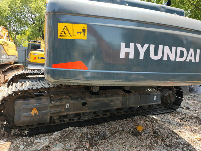 2021 Hyundai Robex 305 30-ton Excavator Made in Korea, Low Hours, Excellent Condition