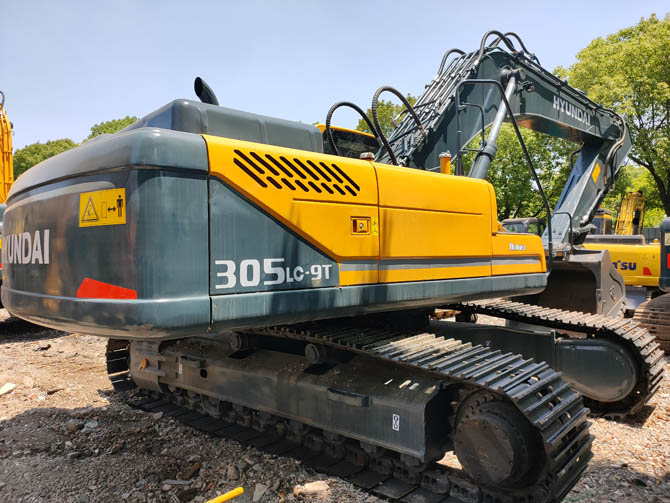 2021 Hyundai Robex 305 30-ton Excavator Made in Korea, Low Hours, Excellent Condition