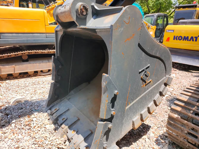 2021 Hyundai Robex 305 30-ton Excavator Made in Korea, Low Hours, Excellent Condition