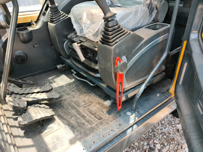 2021 Hyundai Robex 305 30-ton Excavator Made in Korea, Low Hours, Excellent Condition