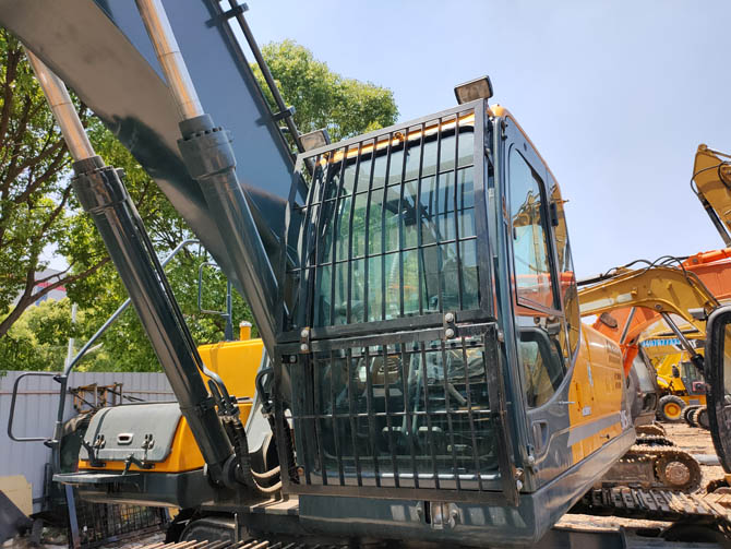 2021 Hyundai Robex 305 30-ton Excavator Made in Korea, Low Hours, Excellent Condition