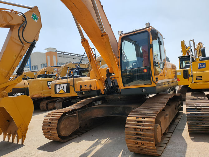 Hyundai Robex 330 excavator 2019 model low hours in excellent condition