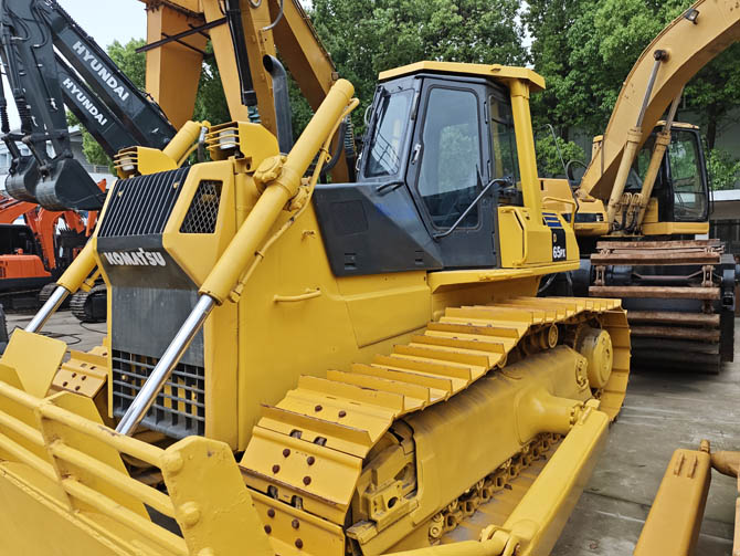 Komatsu D65PX bulldozer 2001 model in good working condition