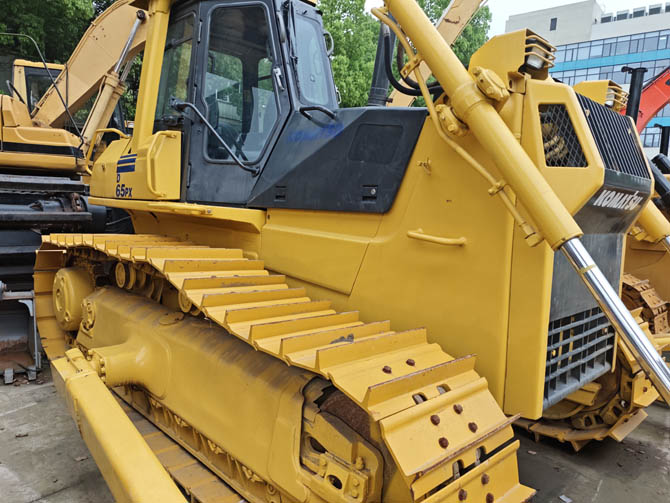 Komatsu D65PX bulldozer 2001 model in good working condition
