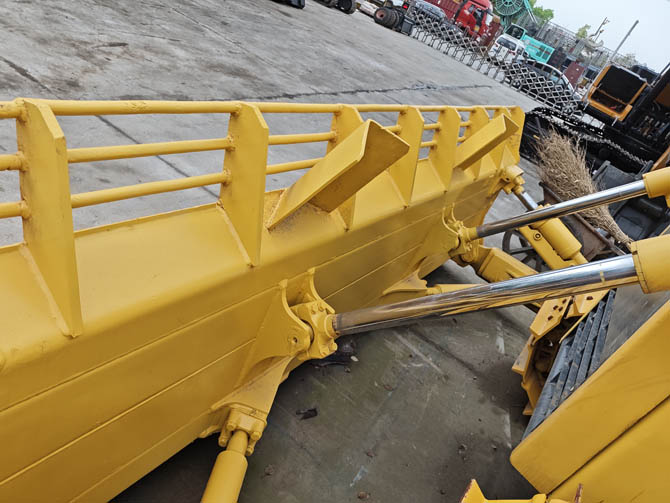 Komatsu D65PX bulldozer 2001 model in good working condition